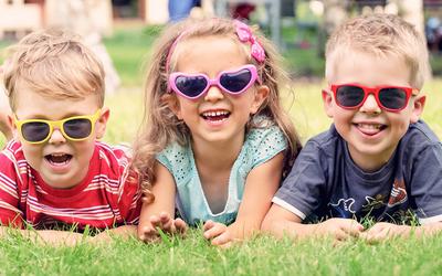 Crianças precisam mais de óculos de sol do que os adultos